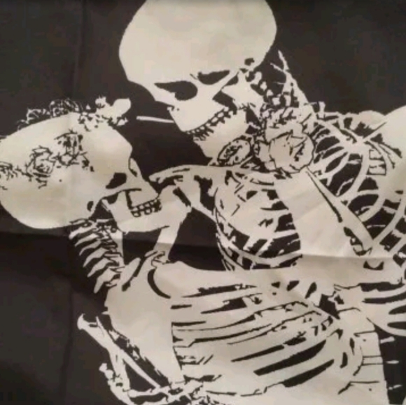 💀🖤 Skeleton Love Tapestry - Picture 3 of 3